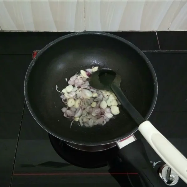 Panaskan minyak sayur. 
Tumis bawang merah dan bawang putih hingga layu.