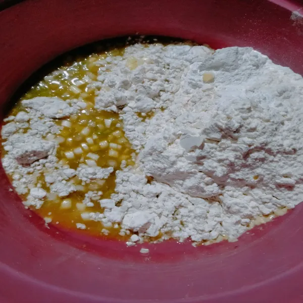 Tambahkan tepung terigu, tepung beras dan daun bawang. Aduk rata.