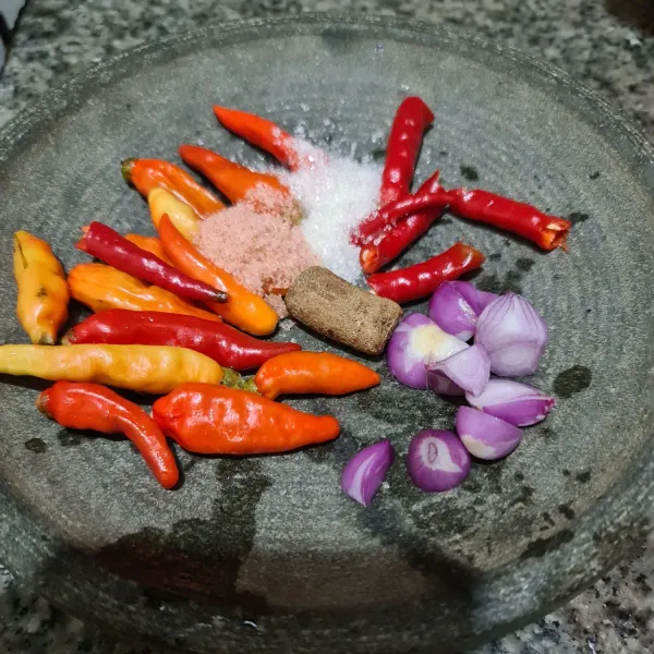 Tambahkan gula dan garam.