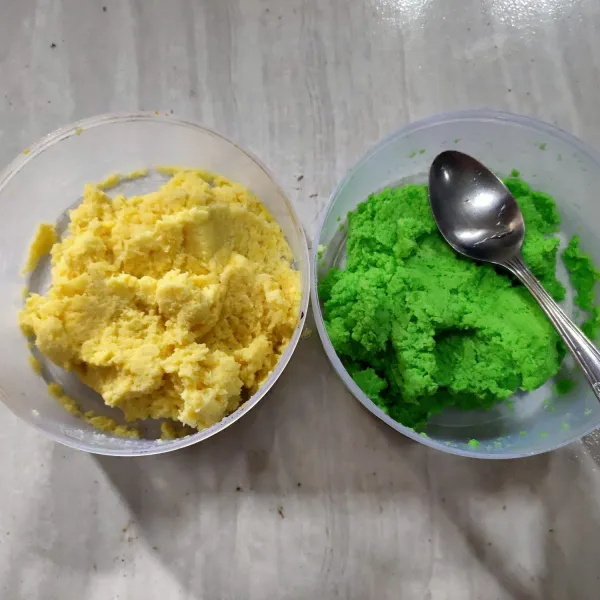 Bagi singkong menjadi dua sama banyak, lalu masing-masing diberi pewarna sesuai selera, aduk rata.