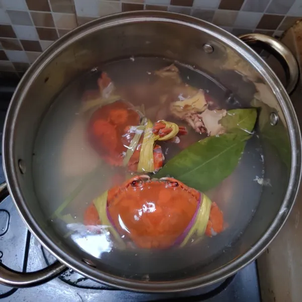 Rebus kepiting dengan ditambahkan daun salam, serai dan jahe. Biar tidak amis.