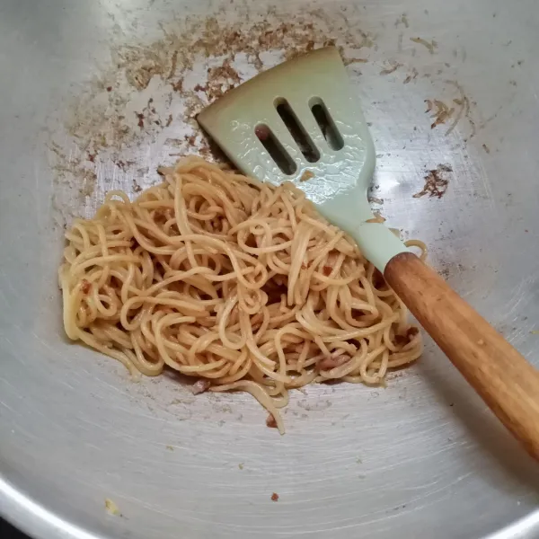 Aduk sampai tercampur rata. Koreksi rasa. Angkat dan sajikan.