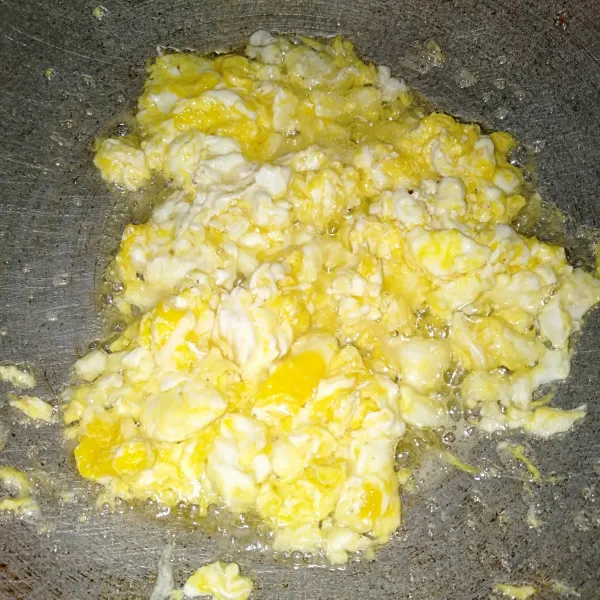 Tuang sedikit minyak, masukkan telur dan orak arik hingga setengah matang, angkat dan disisihkan.