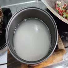 Kemudian tambahkan air sesuai dengan takaran beras memasak nasi seperti biasa.