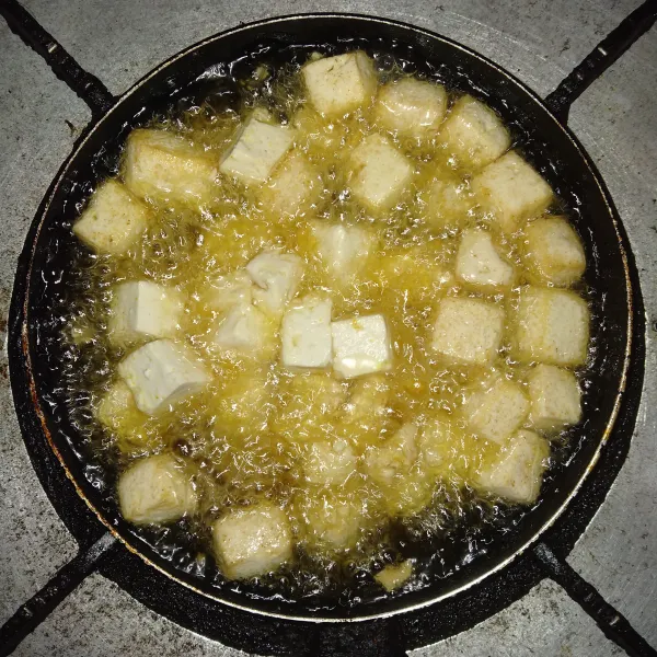 Panaskan minyak goreng tahu yang sudah di rendam air garam hingga matang.