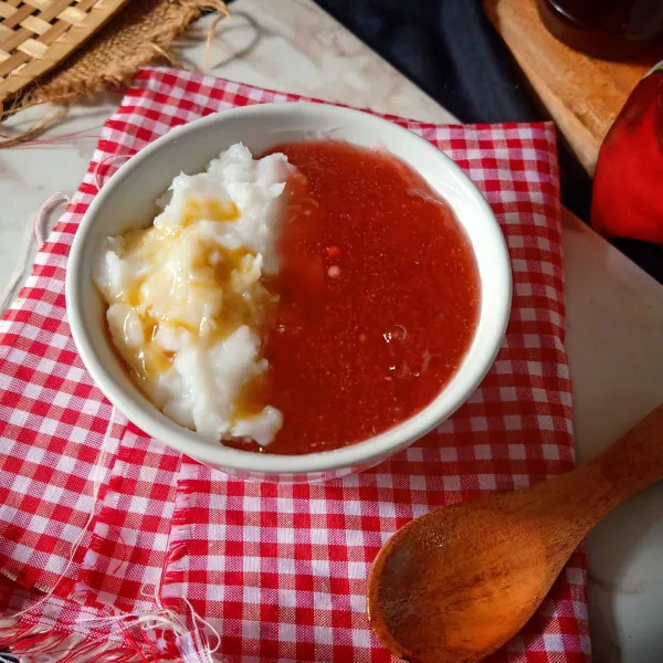 Susun bubur sumsum dan sagu mutiara lalu siram dengan kuah gula sajikan.