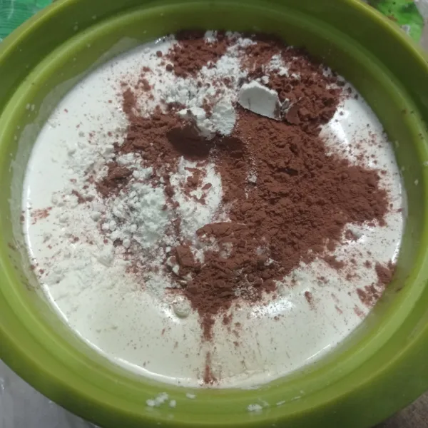 Masukkan tepung terigu, coklat bubuk dan baking powder.
Mixer dengan speed rendah sampai tercampur rata.