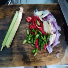 Iris cabe, bawang merah dan bawang putih, geprek serai, potong menjadi 2 bagian.