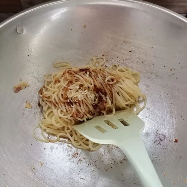 Bumbui dengan garam, kaldu jamur, lada bubuk dan kecap manis.