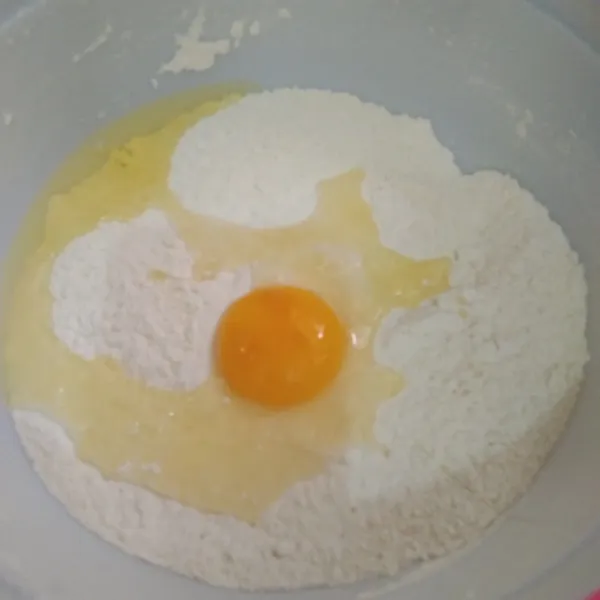 Dalam wadah campur tepung terigu, gula pasir dan ragi instan, aduk rata tambahkan telur dan air sedikit demi sedikit hingga tercampur rata.