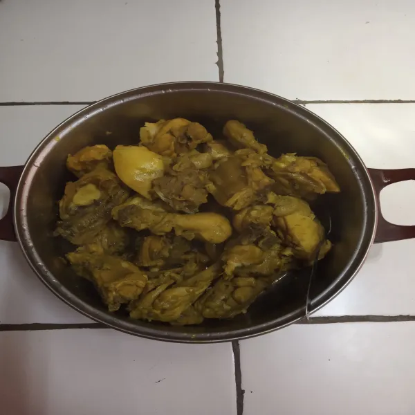 Pisahkan daging dan air kaldunya. Tiriskan lalu goreng hingga matang.