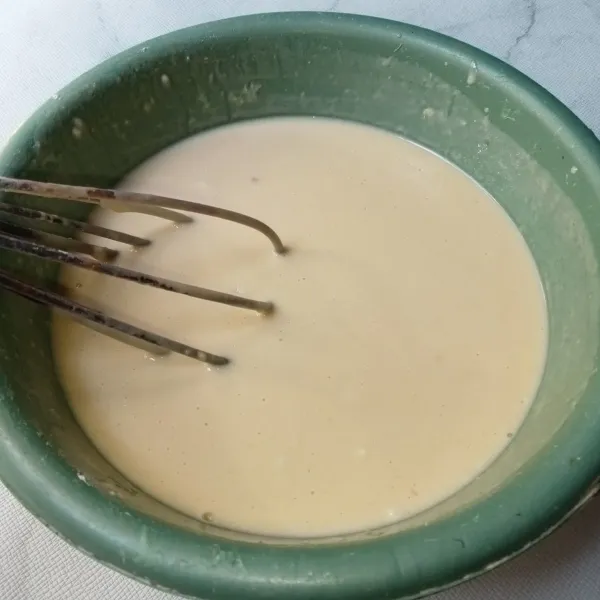 Masukkan garam dan aduk rata lagi. 
Tutup dan diamkan adonan selama 1 jam atau hingga mengembang.