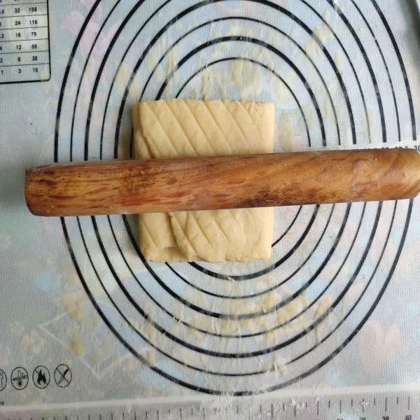 Gilas tipis kulit puff pastry secara perlahan.