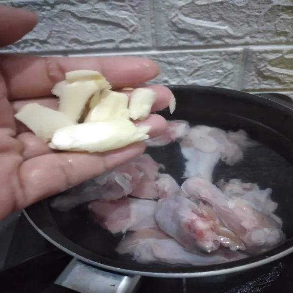 Cuci bersih ayam, didihkan air lalu masukkan ayam dan geprekan bawang putih, setelah mendidih saring dan buang kotorannya.
