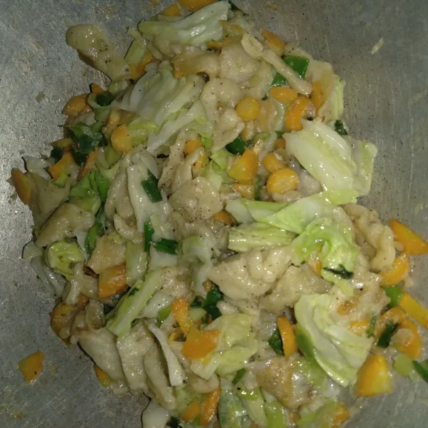 Masukkan potongan tepung goreng dan masak merata.