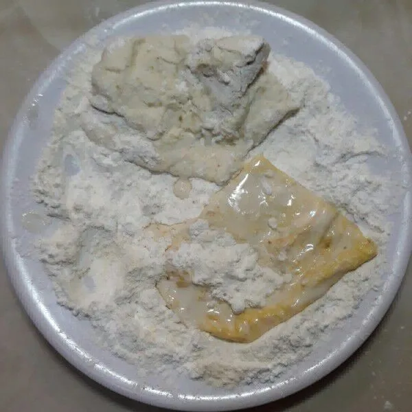 Kemudian masukkan lagi telur ke dalam tepung kering. Ulangi step 3 dan 4 agar tepung lebih  menempel.