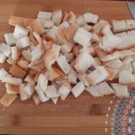 Potong dadu kulit roti tawar, (jika ingin menggunakan roti tawarnya silahkan) sisihkan.