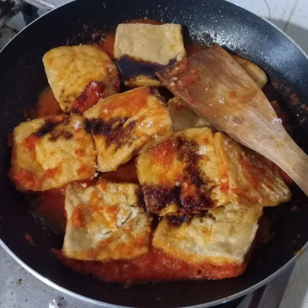 Masukkan tahu, tambahkan bumbu lain, masak sampai matang.