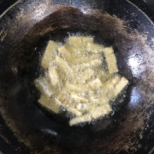 Kemudian panaskan minyak lalu goreng tempe sampai matang lalu tiriskan.