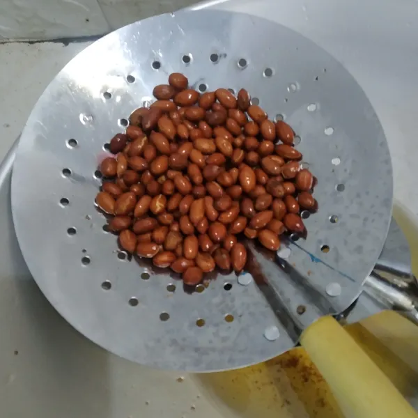 Goreng kacang tanah hingga matang, angkat lalu sisihkan.