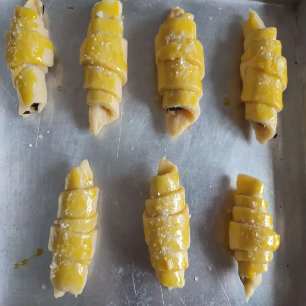 Kemudian taburi dengan gula pasir sebagai toppingnya.