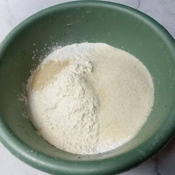 Campur tepung beras, tepung terigu, gula pasir dan ragi instan.
