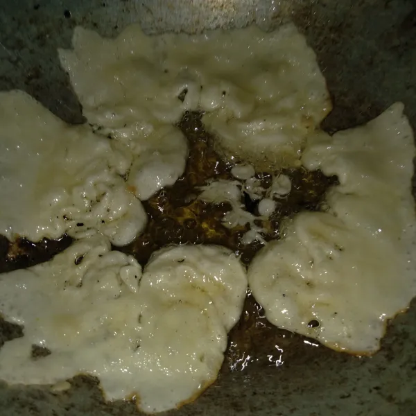 Campur semua bahan tepung goreng. Ambil secukupnya adonan dan goreng seperti menggoreng bakwan. Goreng hingga matang, tiriskan.