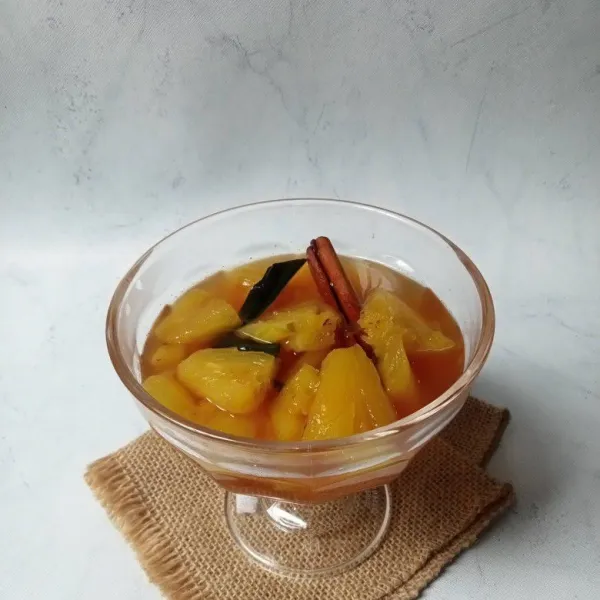 Tuang di wadah saji dan setup nanas gula merah siap disajikan.