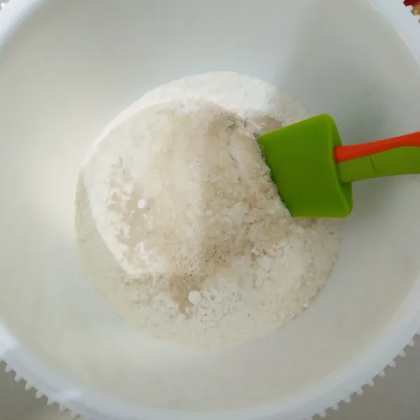 Campur tepung terigu, ragi dan gula dalam wadah, aduk rata.