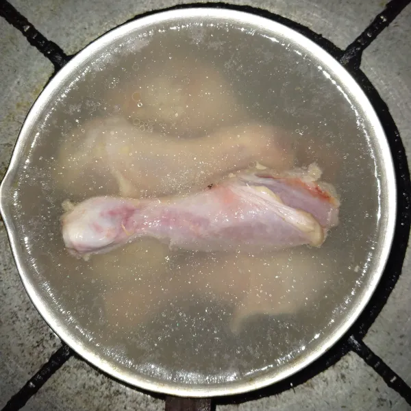 Rebus paha ayam hingga berbuih.