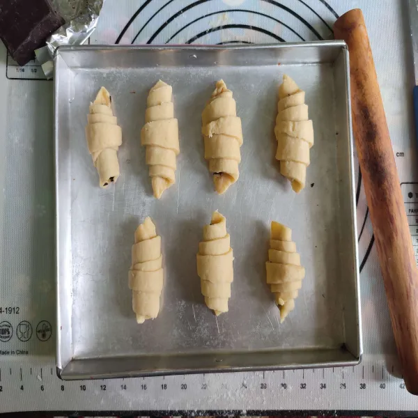 Kemudian gulung menjadi bentuk kerang.