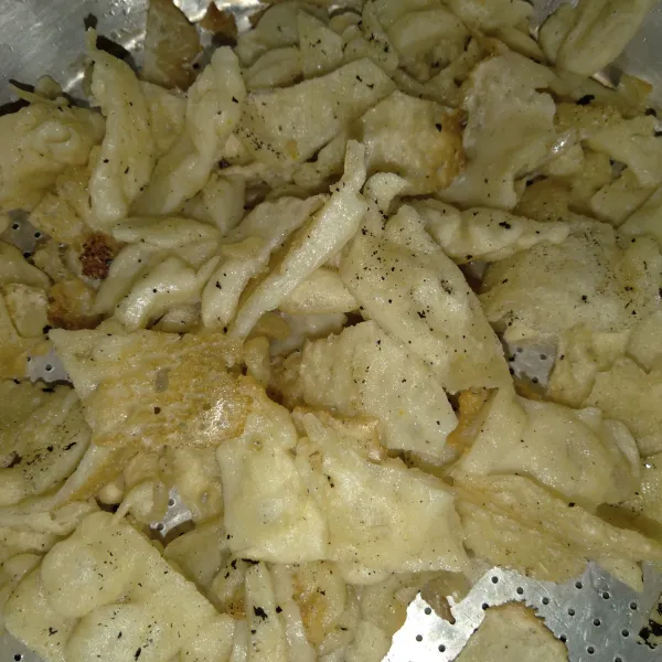 Potong-potong tepung goreng, sisihkan.