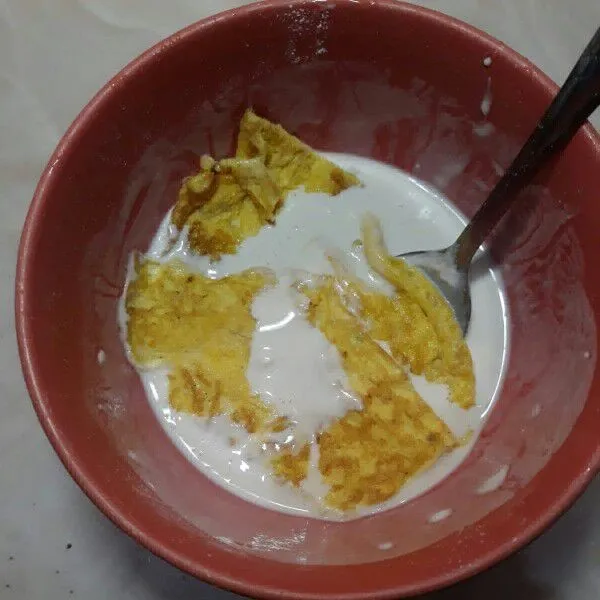 Potong telur menjadi beberapa bagian lalu masukkan telur ke dalam adonan tepung basah.