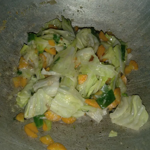 Masukkan sayuran, lada, gula dan kaldu bubuk. Masak hingga sayuran layu.