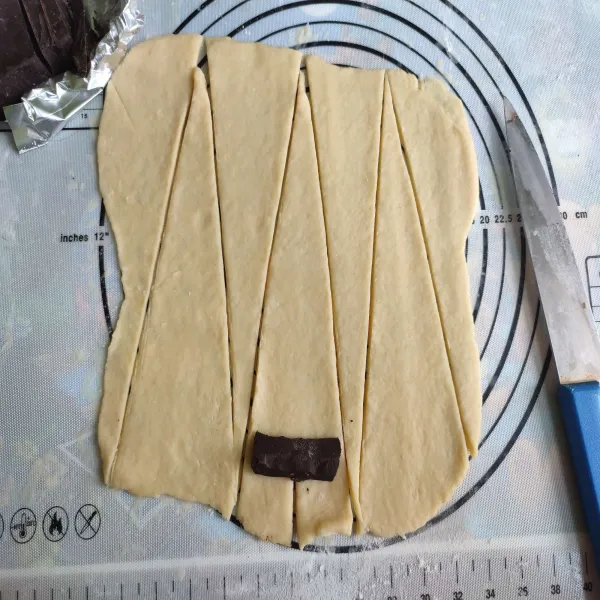 Kemudian potong-potong bentuk segitiga.
Ambil satu potong DCC kemudian letakkan di salah satu bagian kulit puff pastry yang sudah dipotong tadi.