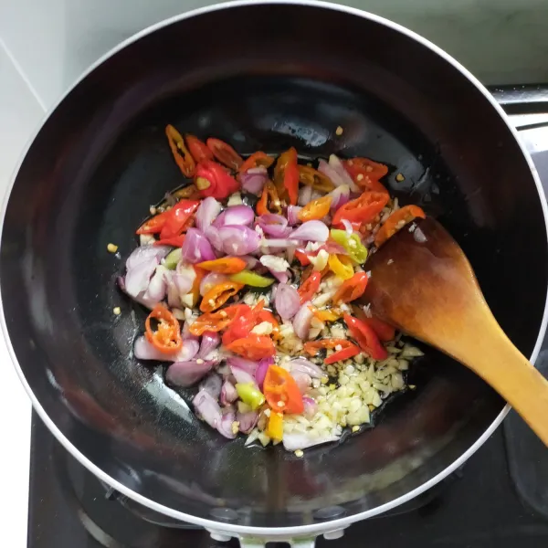 Panaskan sedikit minyak goreng, tumis bawang merah, bawang putih dan cabai hingga harum.