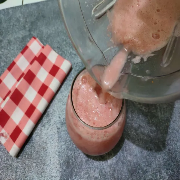 Kemudian tuang jus yang telah di blender.