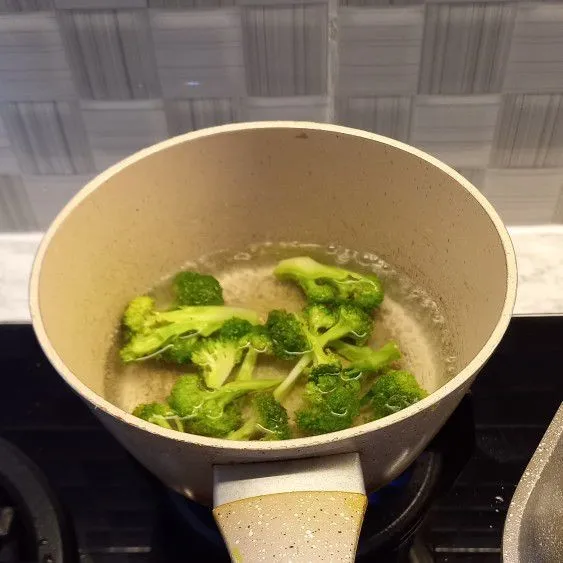 Rebus brokoli sekitar 2-3 menit hingga setengah matang. Angkat dan masukkan air es agar warna tetap cantik.