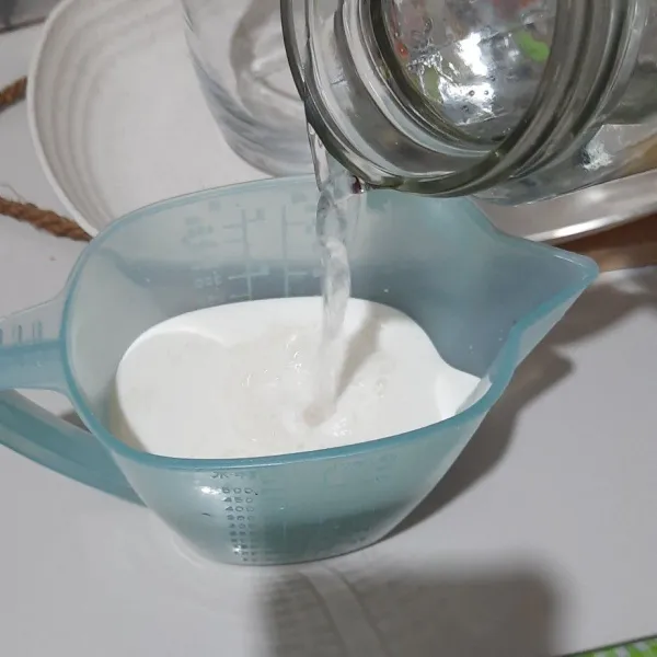 Campurkan susu evaporasi dengan air mineral/ matang.