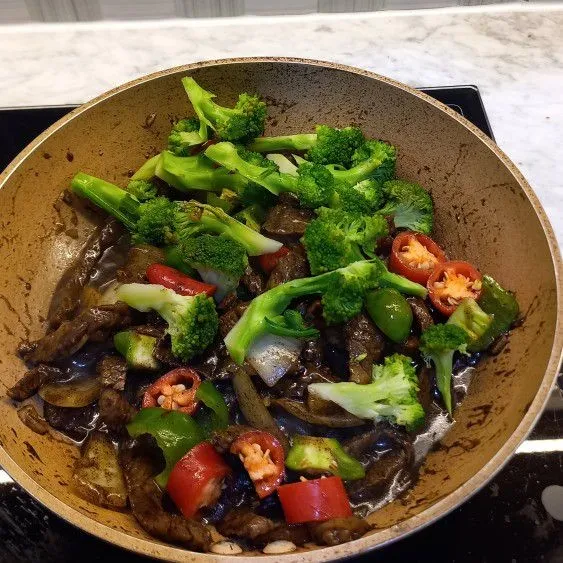 Bila rasa sudah sesuai, tambahkan brokoli. Aduk-aduk sampai brokoli menyatu dengan daging dan melembut.