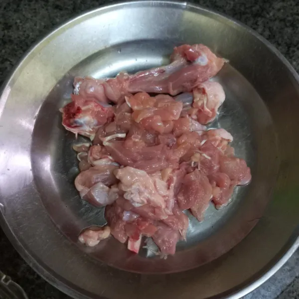 Iris kecil-kecil daging paha ayam, sisihkan.