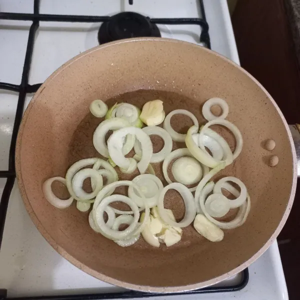 Tumis bawang putih dan bawang bombay hingga harum, sisihkan.