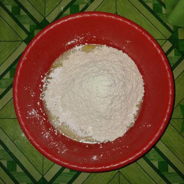 Masukkan tepung terigu dan tepung tapioka.
Beri garam dan penyedap rasa lalu bentuk lonjong dengan tangan dioles minyak terlebih dahulu.