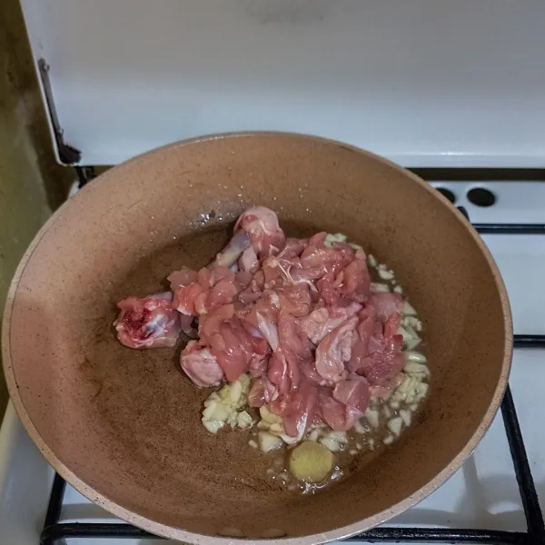 Masukan daging ayam, aduk rata, masak hingga berubah warna.