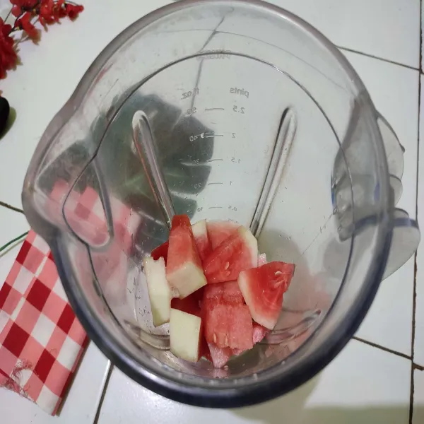 Masukkan ke dalam blender buah leci dan semangka.