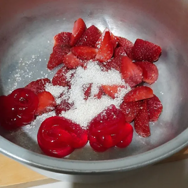 Masukkan strawbery, selai dan gula pasir ke dalam panci.