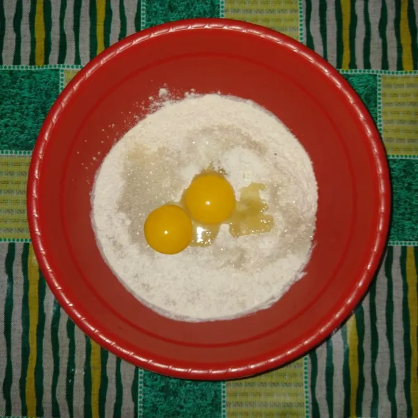 Masukkan tepung terigu, kuning telur, ragi instan, gula pasir dan susu bubuk, aduk rata.