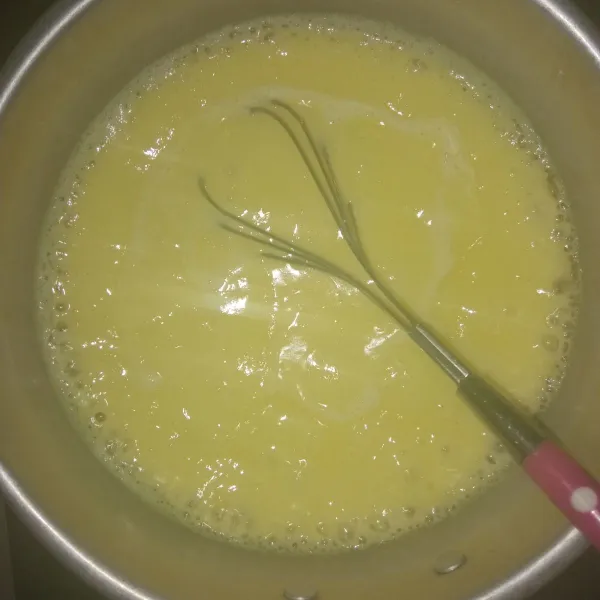Masukkan kuning telur, gula pasir, tepung maizena, susu dan vanila. 
Aduk rata, nyalakan kompor dan masak sampai meletup-letup.