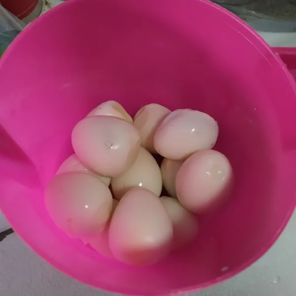 Rebus telur puyuh hingga matang, kupas lalu sisihkan.