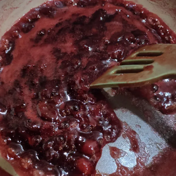 Tekan perlahan strawberry agar cepat lunak, lalu masak hingga selai mengental.
Angkat dan sajikan.